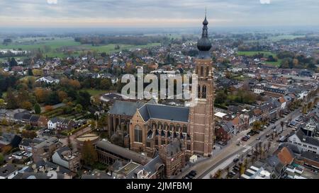 Belgien, Hoogstraten, 11. november 2021, Luftdrohnenaufnahme der spätgotischen Kirche Saint-Katharina, der dritthöchsten Belgiens Stockfoto