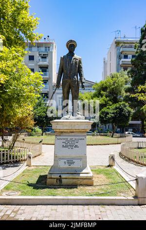 Statue von Vlachakos. Übersetzung: 'Panagiotis Ant. Vlachakos Vizekapitän Pn fiel am 31 1 1996 für sein Land in Brachonisida Du wurdest Piraeus geboren Stockfoto