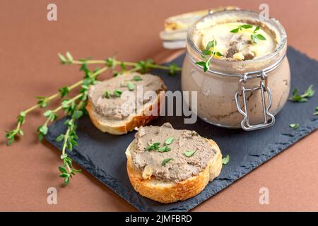 Toast mit hausgemachter Leberpastete. Stockfoto