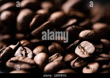 Kaffeebohnen Hintergrund, geröstete Signature Bohne mit reichhaltigem Geschmack, bester Morgengetränk und luxuriöser Mischung Stockfoto