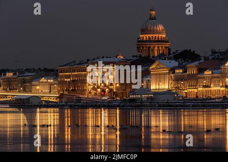 Die Panoramabilder der Winternachtstadt Sankt Petersburg mit malerischen Spiegelungen auf dem Wasser, die Isaakskathedrale auf dem Backgro Stockfoto