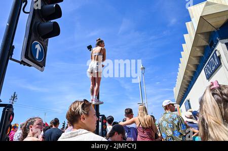 Brighton UK 6.. August 2022 - Tausende nehmen an einem schönen, heißen und sonnigen Tag an der Brighton and Hove Pride Parade Teil. Mit guten Wetterprognosen werden große Menschenmengen erwartet, um am Wochenende am größten LGBTQ Pride Festival in Großbritannien in Brighton teilzunehmen : Credit Simon Dack / Alamy Live News Stockfoto