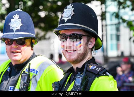 Brighton UK 6.. August 2022 - Polizeibeamte bei der Brighton and Hove Pride Parade an einem schönen heißen, sonnigen Tag. Mit guten Wetterprognosen werden große Menschenmengen erwartet, um am Wochenende am größten LGBTQ Pride Festival in Großbritannien in Brighton teilzunehmen : Credit Simon Dack / Alamy Live News Stockfoto