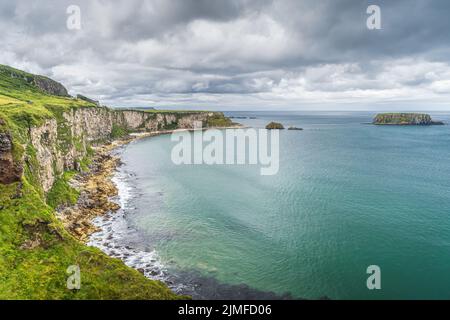 Küste mit Kalksteinfelsen, Sheep Island und Atlantischer Ozean, in der Nähe der Carrick a Rede-Seilbrücke, Nordirland Stockfoto