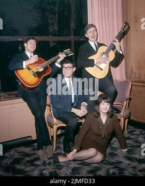 Datei-Foto vom 19/2/1965 von The Seekers at the Savoy Hotel, London, (von links nach rechts) Keith Potger, Athol Guy, Bruce Woodley und Judith Durham. Der australische Volksmusikstar Durham, der als Sänger der Suchenden Weltruhm erlangte, ist im Alter von 79 Jahren verstorben. Durham starb am Freitagabend im Alfred Hospital in Melbourne, nachdem er an Komplikationen aufgrund einer langjährigen Lungenerkrankung litt, sagten Universal Music Australia und Musicoast am Samstag in einer Erklärung. Ausgabedatum: Samstag, 6. August 2022. Stockfoto