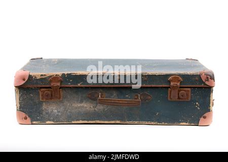 Alter Koffer auf weißem Hintergrund Stockfoto