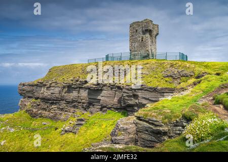 Old Moher Tower on Hags Head, Wachturm bei Cliffs of Moher, Irland Stockfoto