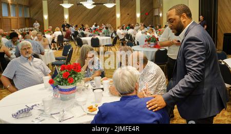 Calvert City, KY, USA. 05 August 2022. Charles Booker (rechts), der für die Kentucky Democratic nominiert ist, kämpft während des Mike Miller Memorial Marshall County Bean Dinner 25. im Kentucky Dam Village State Resort Park für den US-Senat. Booker, gebürtiger Louisville und ehemaliger Repräsentant des Bundesstaates, ist der erste schwarze Kandidat für einen Sitz im US-Senat in der Geschichte von Kentucky. (Kredit: Billy Suratt/Apex MediaWire über Alamy Live News) Stockfoto