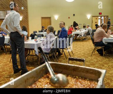 Calvert City, KY, USA. 05 August 2022. Drew Williams, Vorsitzender des Exekutivkomitees der Demokratischen Partei von Marshall County (links), spricht mit Gästen beim 25. Mike Miller Memorial Marshall County Bean Dinner im Kentucky Dam Village State Resort Park. Die Spendenaktion der Marshall County Democratic Party findet in der Nacht vor dem jährlichen St. Jerome Fancy Farm Picnic statt, dem traditionellen Beginn der politischen Wahlkampfsaison in Kentucky. (Kredit: Billy Suratt/Apex MediaWire über Alamy Live News) Stockfoto