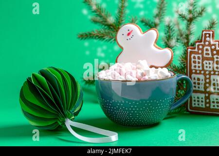 Traditionelle heiße Schokolade mit Salmellchen und Lebkuchenmann. Stockfoto