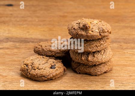 Stapel von hausgemachten leckeren Schokoladensplitter-Butterkeksen. Stockfoto