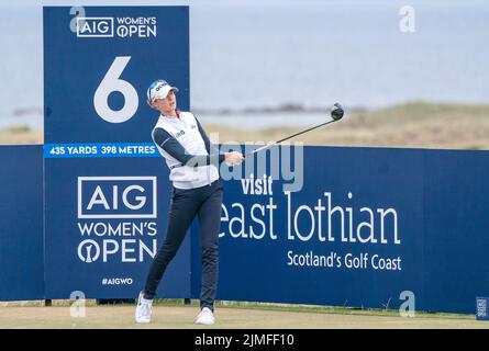 Nelly Korda aus den USA am dritten Tag der AIG Women's Open im Muirfield in Gullane, Schottland, auf dem T-Shirt von 6.. Bilddatum: Samstag, 6. August 2022. Stockfoto