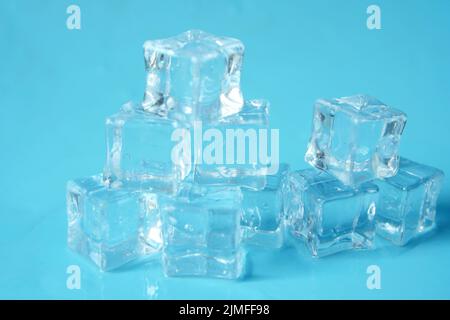 Nahaufnahme vieler Eiswürfel auf blauem Hintergrund Stockfoto