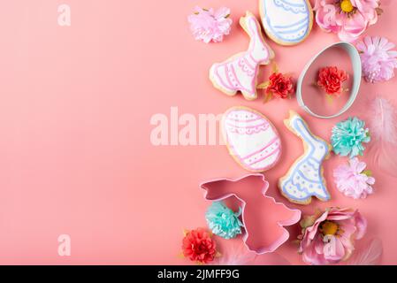 Osterkekse Bonbons mit Zuckerstreuseln und Schneideplittern auf rosa Hintergrund. Platz für Text Stockfoto