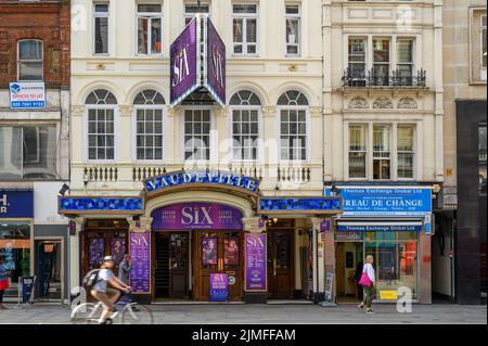 LONDON - 18. Mai 2022: Vor dem Vaudeville Theater, wo Six, das Musical in London stattfindet Stockfoto