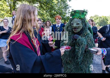 Cottbus, Deutschland. 05. August 2022. Fantasievoll kostümierte Besucher des Elbenwald Festivals wandern durch den Spreeauenpark. Das Elbenwald Festival ist ein dreitägiger Treffpunkt für alle Altersgruppen, die Filme, Fantasy, Spiele, Konzerte und jede Kombination von allen genießen. Quelle: Frank Hammerschmidt/dpa/Alamy Live News Stockfoto