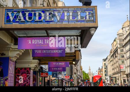 LONDON - 18. Mai 2022: Schilder über dem Eingang zum Vaudeville Theatre on the Strand, London Stockfoto