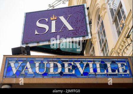 LONDON - 18. Mai 2022: Schilder über dem Eingang zum Vaudeville Theatre, London Stockfoto