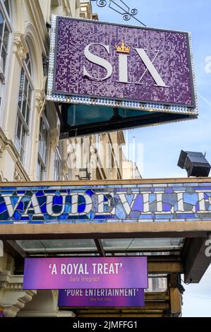 LONDON - 18. Mai 2022: Schilder für Six, The Musical über dem Eingang zum Vaudeville Theatre, London Stockfoto