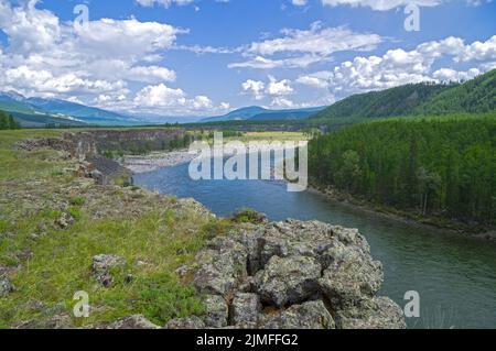 OKA Sayanskaya River - Blick von einer hohen welligfaltigen Küste. Sibirien. Stockfoto