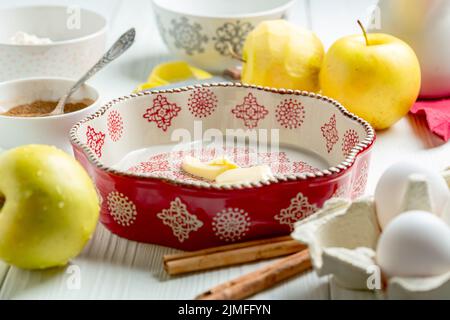 Zubereitung von deutschen Apfelpfannkuchen. Stockfoto