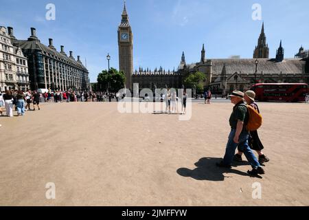 Parliament Square, London, Großbritannien. 6. August 2022. Wetter in Großbritannien: Dürre in Großbritannien. Trockene Szenen auf dem Parliament Square. Kredit: Matthew Chattle/Alamy Live Nachrichten Stockfoto