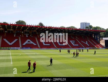 Derby County Spieler inspizieren das Spielfeld vor dem Sky Bet League One Spiel im The Valley, London. Bilddatum: Samstag, 6. August 2022. Stockfoto