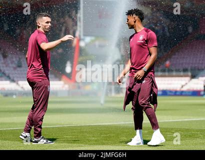 John McGinn von Aston Villa (links) und Ollie Watkins gehen vor dem Premier League-Spiel im Vitality Stadium, Bournemouth, auf dem Spielfeld. Bilddatum: Samstag, 6. August 2022. Stockfoto