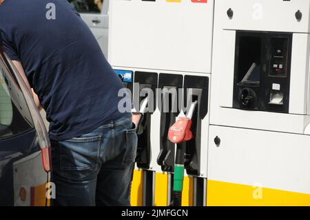Kastrup/Kopenhagen/Dänemark/06. August 2022/Shell Benzin- und Shell-Tankstelle niedrigere Petro-Preise an Shell-Tankstelle in der dänischen Hauptstadt. (Foto..Francis Dean/Dean Picturs) Stockfoto
