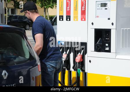 Kastrup/Kopenhagen/Dänemark/06. August 2022/Shell Benzin- und Shell-Tankstelle niedrigere Petro-Preise an Shell-Tankstelle in der dänischen Hauptstadt. (Foto..Francis Dean/Dean Picturs) Stockfoto