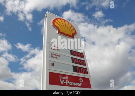 Kastrup/Kopenhagen/Dänemark/06. August 2022/Shell Benzin- und Shell-Tankstelle niedrigere Petro-Preise an Shell-Tankstelle in der dänischen Hauptstadt. (Foto..Francis Dean/Dean Picturs) Stockfoto