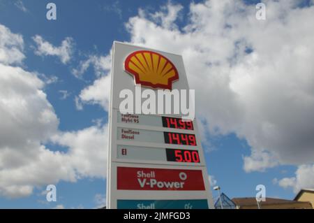 Kastrup/Kopenhagen/Dänemark/06. August 2022/Shell Benzin- und Shell-Tankstelle niedrigere Petro-Preise an Shell-Tankstelle in der dänischen Hauptstadt. (Foto..Francis Dean/Dean Picturs) Stockfoto