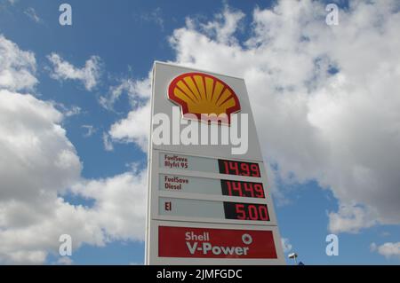 Kastrup/Kopenhagen/Dänemark/06. August 2022/Shell Benzin- und Shell-Tankstelle niedrigere Petro-Preise an Shell-Tankstelle in der dänischen Hauptstadt. (Foto..Francis Dean/Dean Picturs) Stockfoto