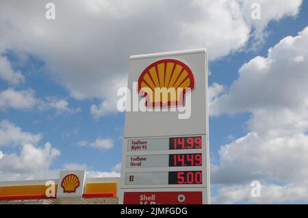 Kastrup/Kopenhagen/Dänemark/06. August 2022/Shell Benzin- und Shell-Tankstelle niedrigere Petro-Preise an Shell-Tankstelle in der dänischen Hauptstadt. (Foto..Francis Dean/Dean Picturs) Stockfoto
