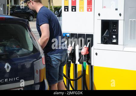 Kastrup/Kopenhagen/Dänemark/06. August 2022/Shell Benzin- und Shell-Tankstelle niedrigere Petro-Preise an Shell-Tankstelle in der dänischen Hauptstadt. (Foto..Francis Dean/Dean Picturs) Stockfoto