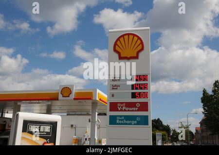 Kastrup/Kopenhagen/Dänemark/06. August 2022/Shell Benzin- und Shell-Tankstelle niedrigere Petro-Preise an Shell-Tankstelle in der dänischen Hauptstadt. (Foto..Francis Dean/Dean Picturs) Stockfoto