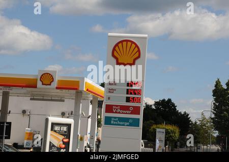 Kastrup/Kopenhagen/Dänemark/06. August 2022/Shell Benzin- und Shell-Tankstelle niedrigere Petro-Preise an Shell-Tankstelle in der dänischen Hauptstadt. (Foto..Francis Dean/Dean Picturs) Stockfoto