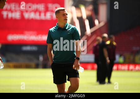 London, Großbritannien. 6. August 2022. Charles Clayden von Charlton Athletic während des Spiels der Sky Bet League 1 zwischen Charlton Athletic und Derby County am Samstag, dem 6.. August 2022, im The Valley, London. (Kredit: Tom West | MI News) Kredit: MI Nachrichten & Sport /Alamy Live News Stockfoto