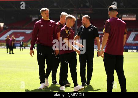 London, Großbritannien. 6. August 2022. Derby County inspiziert den Pitch vor dem Spiel während des Sky Bet League 1-Spiels zwischen Charlton Athletic und Derby County am Samstag, dem 6.. August 2022 im The Valley, London. (Kredit: Tom West | MI News) Kredit: MI Nachrichten & Sport /Alamy Live News Stockfoto