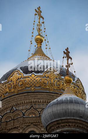 Die goldene Kuppel des Doms von Leutnant Schmidt an einem klaren Winterfrosttag, orthodoxe Kirche, Nahaufnahme Stockfoto