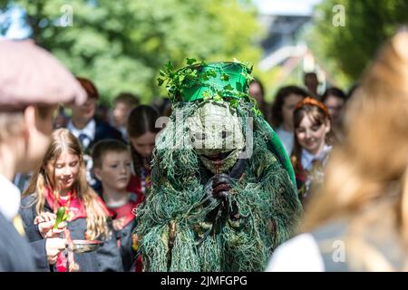 Cottbus, Deutschland. 05. August 2022. Fantasievoll kostümierte Besucher des Elbenwald Festivals wandern durch den Spreeauenpark. Das Elbenwald Festival ist ein dreitägiger Treffpunkt für alle Altersgruppen, die Filme, Fantasy, Spiele, Konzerte und jede Kombination von allen genießen. Quelle: Frank Hammerschmidt/dpa/Alamy Live News Stockfoto