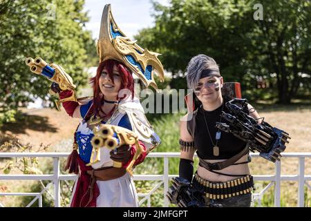 Cottbus, Deutschland. 05. August 2022. Fantasievoll kostümierte Besucher des Elbenwald Festivals stehen im Spreeauenpark. Das Elbenwald Festival ist ein dreitägiger Treffpunkt für alle Altersgruppen, die Filme, Fantasy, Spiele, Konzerte und jede Kombination von allen genießen. Quelle: Frank Hammerschmidt/dpa/Alamy Live News Stockfoto