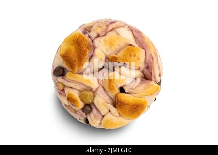 Draufsicht auf köstliche hausgemachte Purple Sweet Potato Brot mit gemischten Bohne isoliert auf weißem Hintergrund. Stockfoto