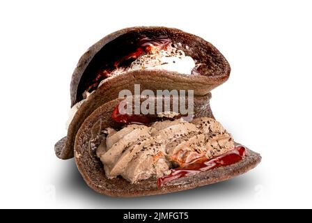 Blick auf Mini Schwarzwälder Pfannkuchen mit frischer Creme. Stockfoto