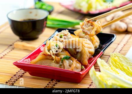 Japanische Gyoza-Knödel-Snack mit Sojasauce. Stockfoto