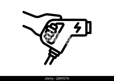 Symbol für den Stecker des elektrischen Ladegeräts mit Handhaltung, linear, schwarz. Symbol für den Ladestecker für die Energie des elektrischen Transports. Umweltfreundliches Elektrofahrzeug-Ladezeichen. Logo der batteriebetriebenen EV-Transportstation Stock Vektor