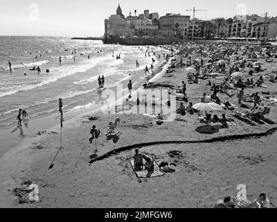 San Sebastian Beach in Sitges, Spanien, auch bekannt als Platja de Sant Sebastià, ist am 19. August 2015 voller Sommermassen. Stockfoto