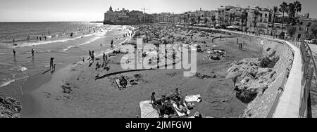 Überblick über den Strand von San Sebastian, auch bekannt als Platja de Sant Sebastia, an einem Augustnachmittag in Sitges, Spanien. Stockfoto