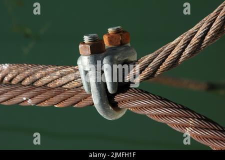 Drahtseilklemmen und rostige Stahlseile. Stockfoto