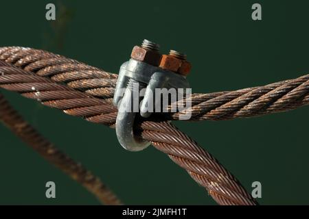 Drahtseilklemmen und rostige Stahlseile. Stockfoto